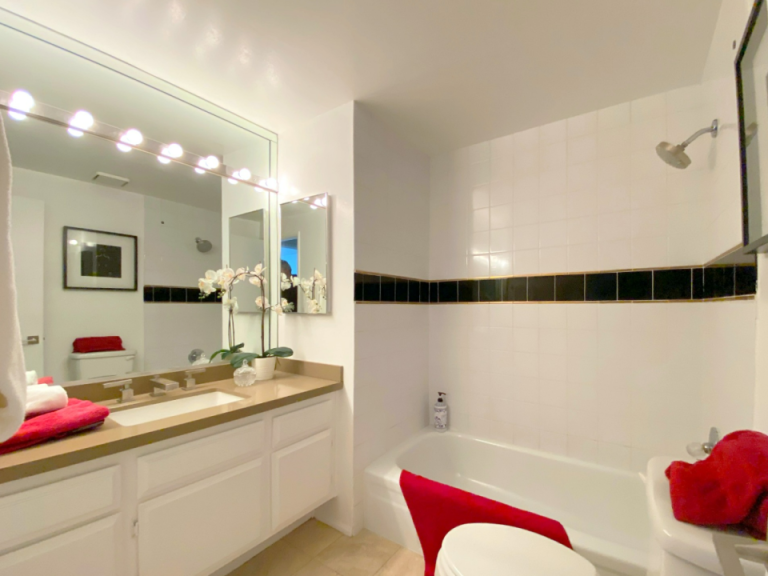 Bedroom 2/Hall Bathroom